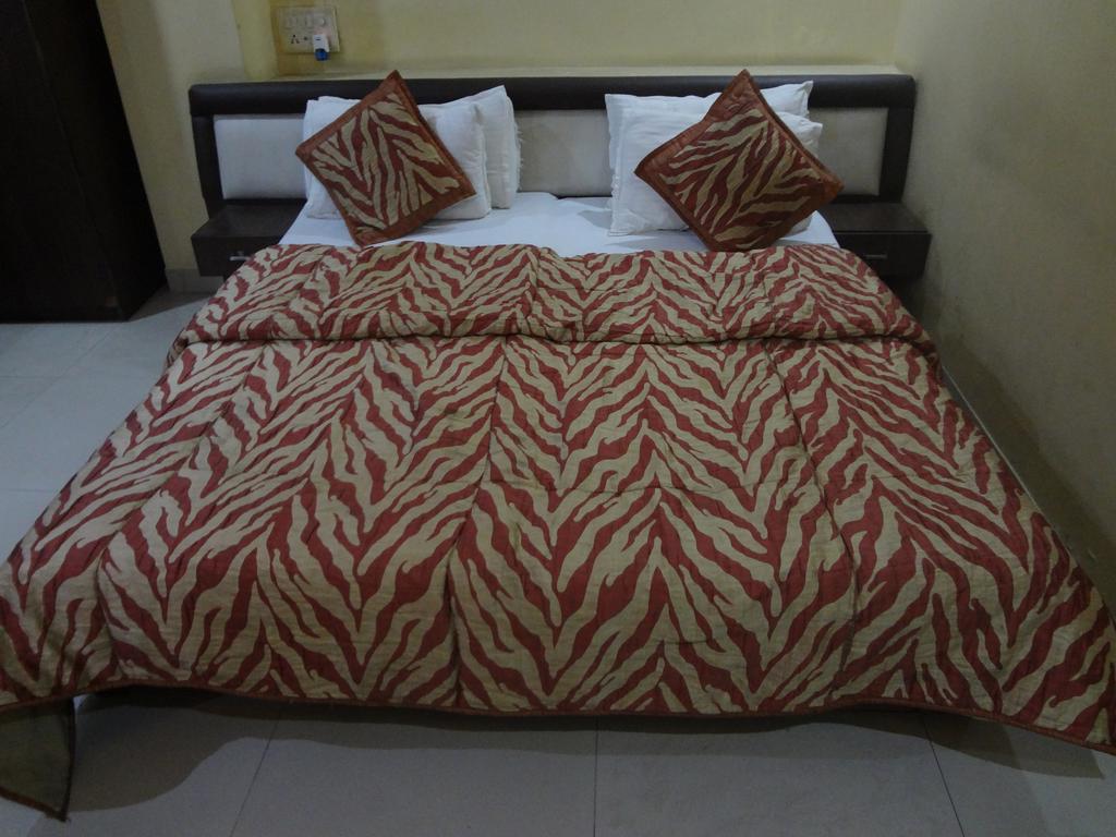 Super Delux- Gallary